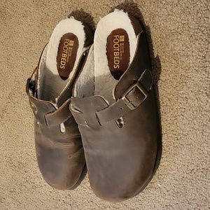 White Mountain leather footbed clogs